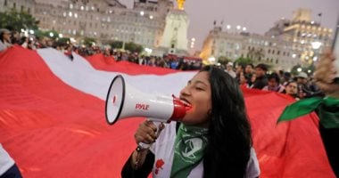 تظاهرات فى بيرو دعما لقرار الرئيس مارتن فيسكارا بحل البرلمان