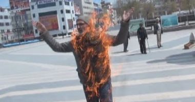 فيديو.. بوعزيزى جديد فى تركيا يشعل النار فى نفسه وينبئ بثورة عارمة بأنقرة