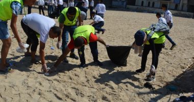 صور .. شباب 12 دولة عربية يشاركون في تجميل شاطئ "أبوقير" بالإسكندرية