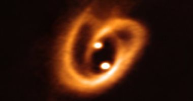 صورة لنجمين يولدان فى دوامة من الغبار على بعد 600 سنة ضوئية عن الأرض