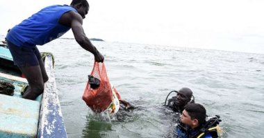 الغواصون يجمعون نفايات البلاستيك من السنغال بعد تأثيرات المد.. صور