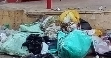 شكوى من تراكم القمامة بشارع التحرير بمدينة كوم حمادة
