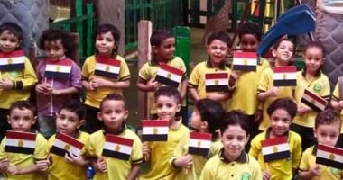 تلاميذ مدرسة خاصة بالخانكة يحتفلون بذكرى انتصارات أكتوبر برفع أعلام مصر
