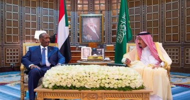 خادم الحرمين يعقد جلسة مباحثات مع رئيس مجلس السيادة السوداني ورئيس الوزراء