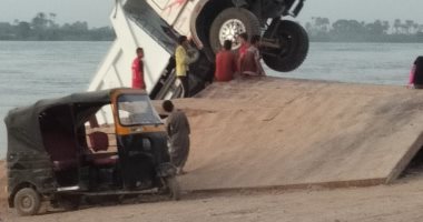 صور ... سقوط سيارة نقل من أعلى معدية نهر النيل فى بنى سويف