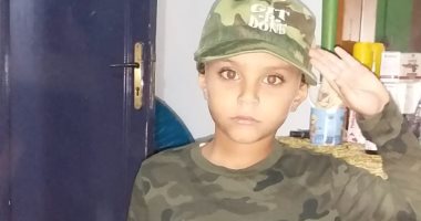 انتصارات أكتوبر..طفل يشارك فى احتفالات النصر بالتحية العسكرية والملابس المموهة