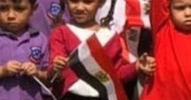 احتفال أحد المدارس بالهضبة الوسطى بانتصارات أكتوبر بعلم مصر