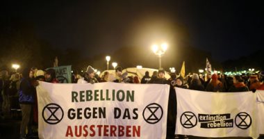صور.. نشطاء مكافحة تغير المناخ يعلنون العصيان المدنى فى شوارع برلين