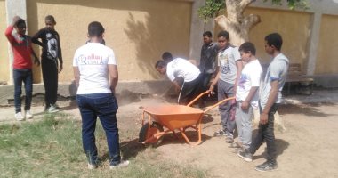 صور.. مدينة إسنا تواصل مبادرة "مدرسة نظيفة" بتجميل مدارس قرية الحلة