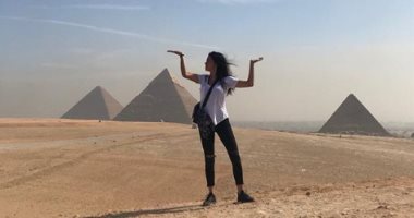 شاهد.. إدريانا ليما تزور مصر وتلتقط الصور أمام الأهرامات