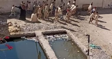 انتشار مياه الصرف الصحى بمدرسة القن الابتدائية فى كفر الشيخ