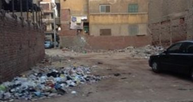صور .. القمامة تحاصر سكان شارع بمنطقة السينما بكفر الزيات