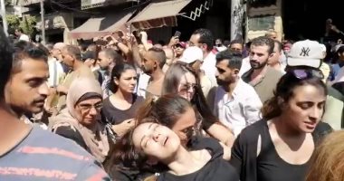 لحظة إغماء إيمى طلعت زكريا أثناء تشييع جثمان والدها بالإسكندرية.. فيديو
