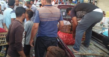 صور.. حملة لإزالة إشغالات أسواق الخضار من شوارع وميادين مرسى مطروح