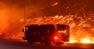 صور.. الحرائق تلتهم مساحات كبيرة من الغابات بكاليفورنيا