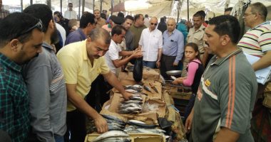 صور.. إعدام 2.5 طن فسيخ وفاكهة خلال حملة مكبرة بسوق الجمعة فى الشرقية