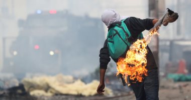 صور.. اشتباكات عنيفة خلال تفريق الاحتجاجات فى الإكوادور