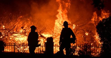 صور.. إجلاء 100 ألف شخص من منازلهم بلوس أنجلوس الأمريكية جرّاء الحرائق