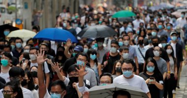 مسيرة فى هونج كونج احتجاجا على استخدام الشرطة الغاز المسيل للدموع