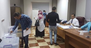 صور.. إقبال ملحوظ على التصويت فى انتخابات نقابة الأطباء بالبحر الأحمر