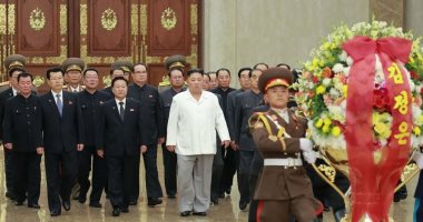 صور.. زعيم كوريا الشمالية يزور ضريح جده ووالده فى قصر الشمس