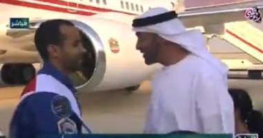 شاهد.. محمد بن زايد يستقبل هزاع المنصورى وسلطان النيادى لدى وصولهما الإمارات