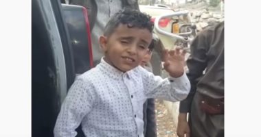 فيديو.. تعرف على قصة الطفل اليمنى "عمرو".. بائع الماء صاحب الصوت الرائع