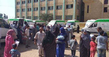 صور.. الكشف الطبى على 993 مواطناً فى قافلة طيبة بكفر الشيخ