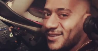 الطيار الموقوف بسبب محمد رمضان: أخطأت بالسماح له بدخول الكابينة.. فيديو