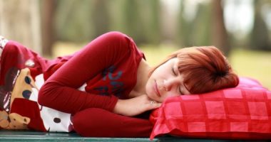 هل النوم على الأرض مفيد فى علاج عرق النسا؟
