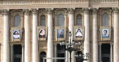 5 قديسين جدد فى الفاتيكان وصورهم تعلق أعلى القصر الرسولى فى روما