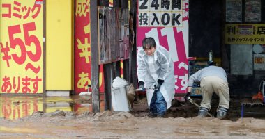 عمال الإنقاذ اليابانيون يبحثون عن ناجين فى مياه موحلة