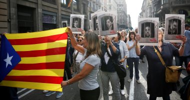 المئات يحتشدون أمام المحكمة العليا الأسبانية بعد حبس دعاة استقلال كاتالونيا