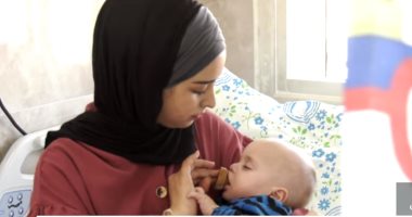 فتاة من الخليل تتطوع لرعاية رضيع بالمستشفى بعد رفض الاحتلال حضور والدته (فيديو)