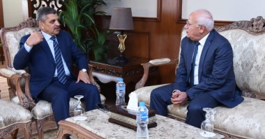 صور.. محافظ بورسعيد يستقبل رئيس هيئة قناة السويس لتدشين القاطرة "على شلبى"