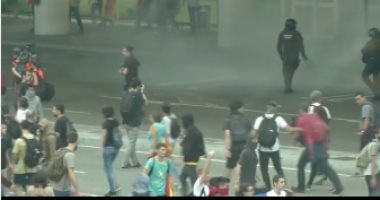 شاهد.. اشتباكات بين الشرطة والمتظاهرين فى مطار برشلونة