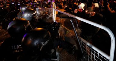 كر وفر بين الشرطة والمتظاهرين فى برشلونة