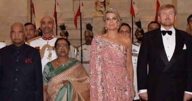 ملكة هولندا بإطلالة وردية جذابة خلال جولتها بالهند .. صور