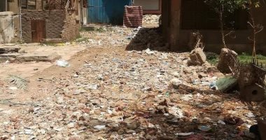 القمامة و مخلفات البناء و مياه الصرف تحاصر سكان حى التفتيش بالفيوم