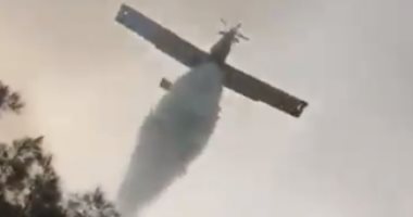 لقطة طريفة وسط الدمار.. طائرة قبرصية تلقى المياه على الدفاع المدنى اللبنانى