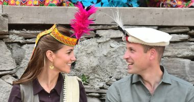 كيت ميدلتون ووليام يرتديان غطاء تقليديا للرأس خلال زيارة باكستان.. صور