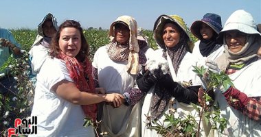 صور.. عضوات وفد اليونيدو يرسمن صورة جميلة لمزارعات جنى القطن بكفر الشيخ
