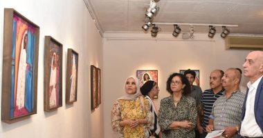 رئيس قطاع الفنون التشكيلية يفتتح معرض الفرح لـ نجاة فاروق بالأوبرا