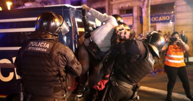 صور.. ضرب وسحل واعتقالات خلال اشتباكات بين الشرطة ومتظاهرين فى كتالونيا