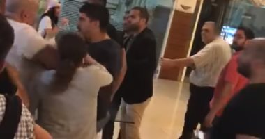 فيديو.. طرد وزير لبنانى من مقر لجمع مساعدات لمتضررى الحرائق.. والأخير يرد