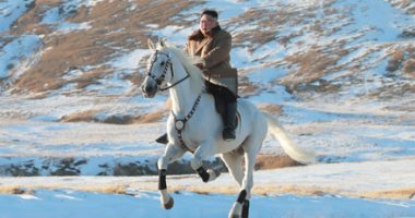 صور.. زعيم كوريا الشمالية بجولة على حصان أبيض أثناء تساقط الثلوج بجبل بايكتو