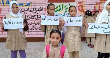 طالبات مدرسة ابتدائية يستقبلون زميلتهم بعد تحريرها من الاختطاف بلافتات تشجيع