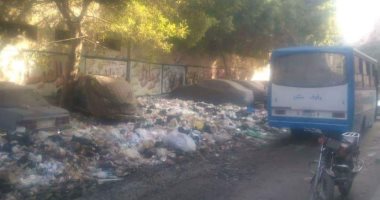 تلال القمامة تغرق شارع عزت باشا بالمطرية