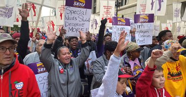 مسيرات احتجاجية واعتصام للمعلمين بمدارس شيكاغو للمطالبة بزيادة الأجور