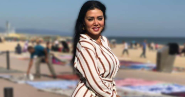 بفستان فوق الركبة.. رانيا يوسف تقضى "الويك أند" على أحد الشواطئ